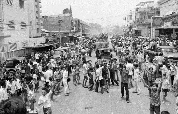 Nhân dân Thủ đô vui mừng đón tin chiến thắng ngày 30/4/1975. (Ảnh tư liệu)