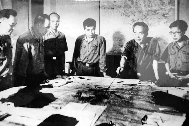 Các cán bộ của quân ủy trung ương theo dõi diễn biến chiến dịch Hồ Chí Minh, tháng 4/1975. (Ảnh tư liệu)