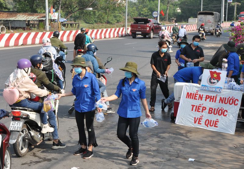 Áo xanh đồng hành và người lao động, đó là những hình ảnh gợi mở về tinh thần đoàn kết, tương trợ của người Việt Nam. Đón xem những hình ảnh truyền tải thông điệp ý nghĩa, tình cảm và những sự nỗ lực không ngừng nghỉ của những người lao động.