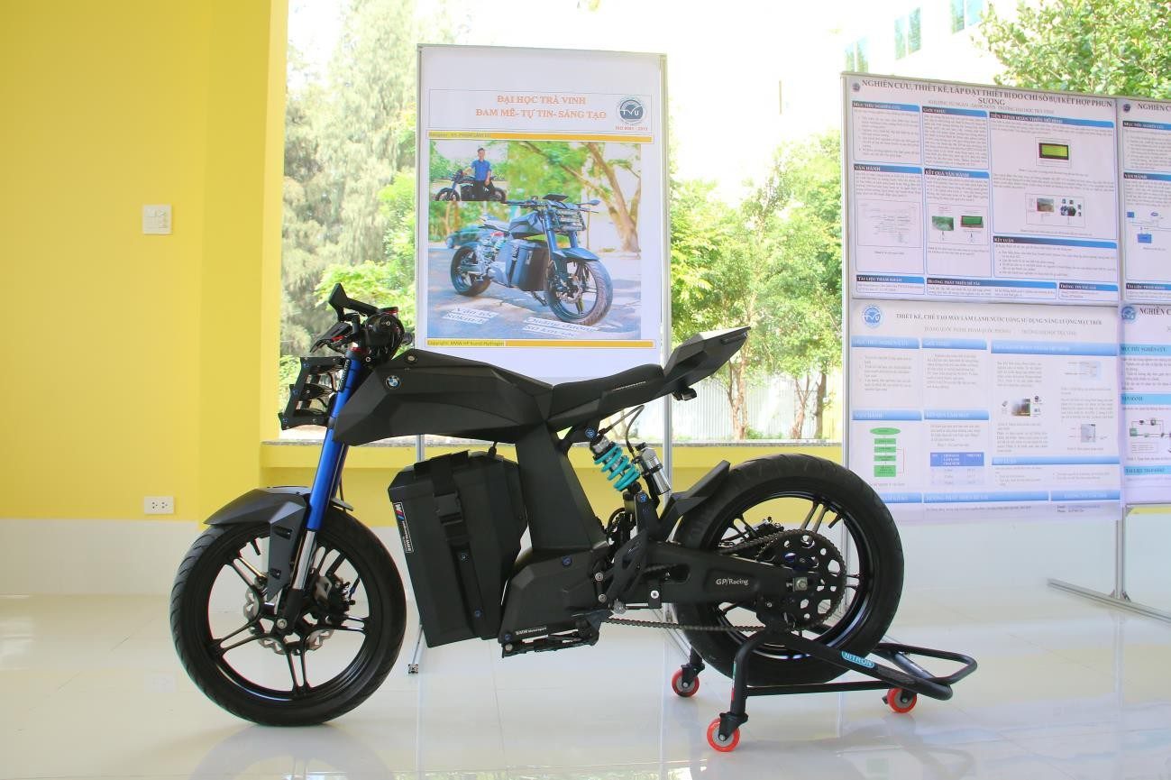 Chiếc xe điện tự chế mang hình mẫu của BMW của kỹ sư Phạm Lâm Vũ đã nổi “đình đám” trên mạng xã hội thời gian gần đây cũng được tác giả đem đến trưng bày tại buổi khai trương.

