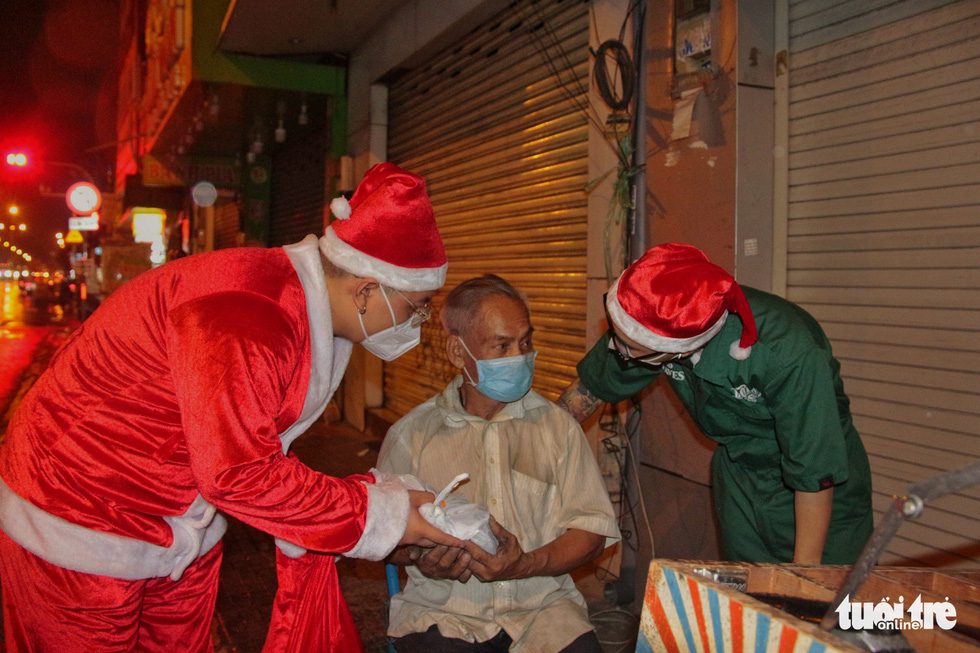 Công nhân góp tiền tặng quà người vô gia cư, đêm mưa lạnh ấm áp nghĩa tình - Ảnh 10.