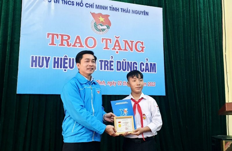 133146852899825254_Đồng chí Đoàn Quang Duy - Bí thư Tỉnh đoàn trao Huy hiệu Tuổi trẻ dũng cảm cho em  Nguyễn Quang Minh