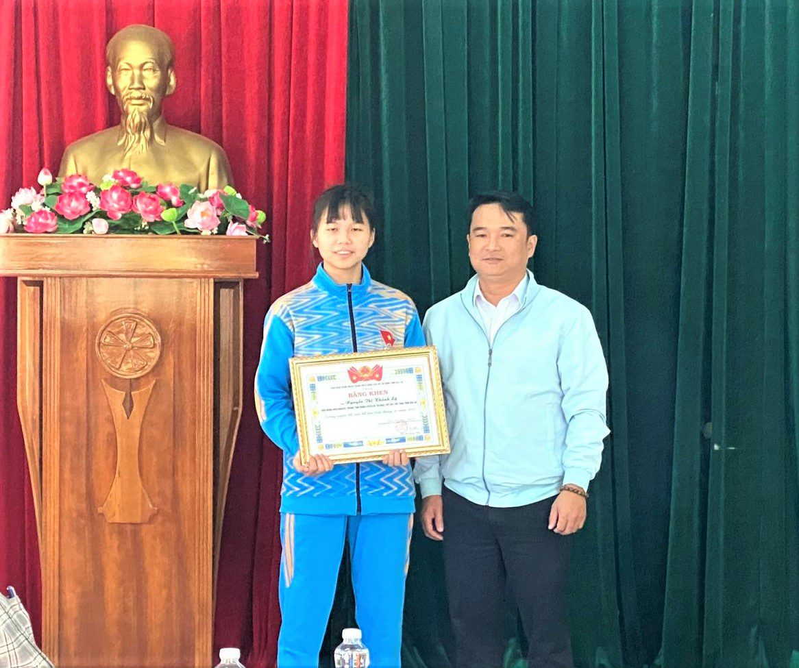 133147725028694481_Anh Đỗ Duy Nam, Phó BT tỉnh đoàn tặng bằng khen cho VĐV Nguyễn THị Khánh Ly