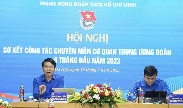 Anh Bùi Quang Huy: 'Việc chuyển đổi số đã giúp các cuộc họp bớt giấy tờ' - Ảnh 1.