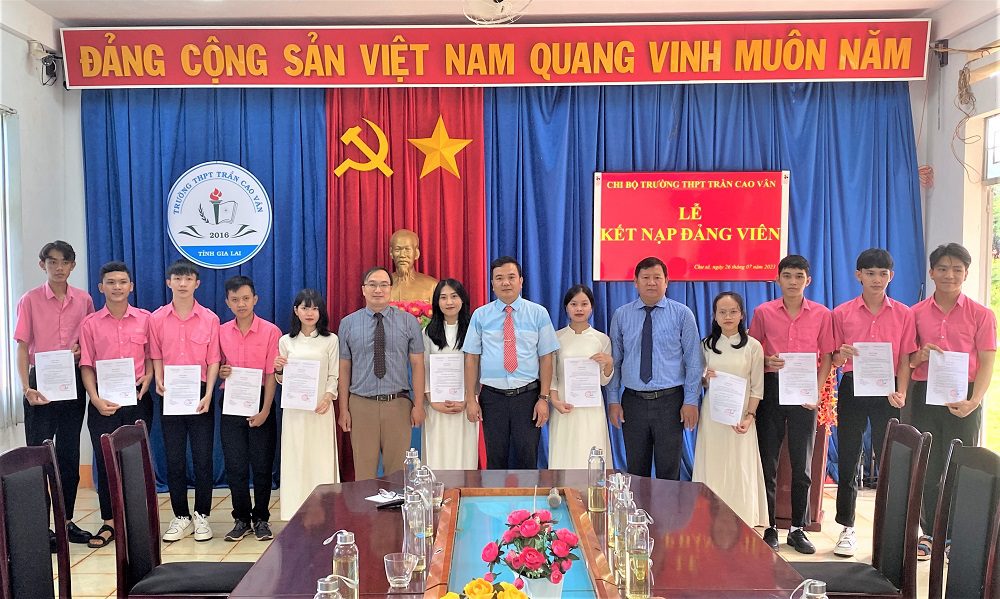 133348943035121536_11 Đoàn viên học sinh ưu tú của trường PTTH TRân Cao Vân được đứng vào hàng ngũ của Đảng