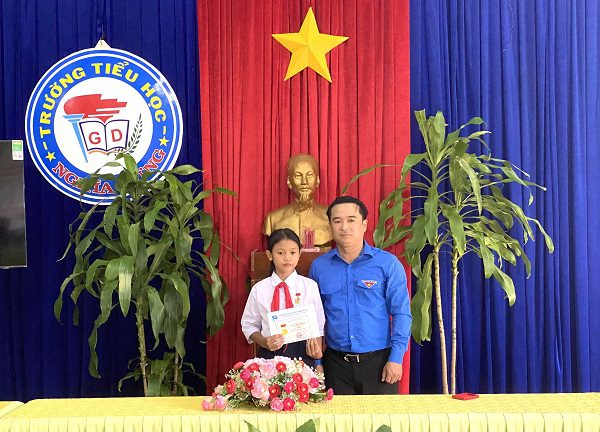 133408060557482663_Anh Đỗ Duy Nam, Phó BT tỉnh đoàn Gia Lai trao huy hiệu tuổi trẻ dũng cảm cho em Rơ Chăm Ư