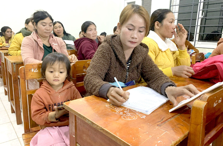 Mẹ đưa con đến lớp học xóa mù chữ ở Trường tiểu học và trung học cơ sở Nguyễn Du, xã Quảng Tâm,  Tuy Đức, Đắk Nông - Ảnh: TÂM AN