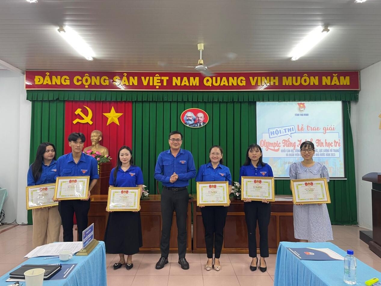 trao giải olympic tiếng anh cho cb trẻ