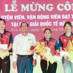 VĐV Thạch thị Ánh Lan ( thứ 2 bên phải qua) với 02 đồng đội Kim Thị Thu Thảo và Trịnh Thị Kim cùng đạt Huy chương Vàng nội dung bộ ba, được đại diện Ngân hàng Agribank Chi nhánh Trà Vinh trao thưởng động viên