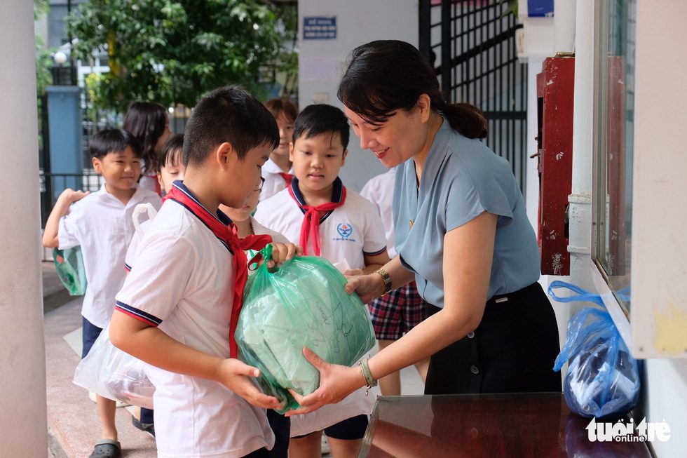 Gom góp đồng phục cũ thành Siêu thị đồng phục 0 đồng hỗ trợ học sinh khó khăn - Ảnh 3.