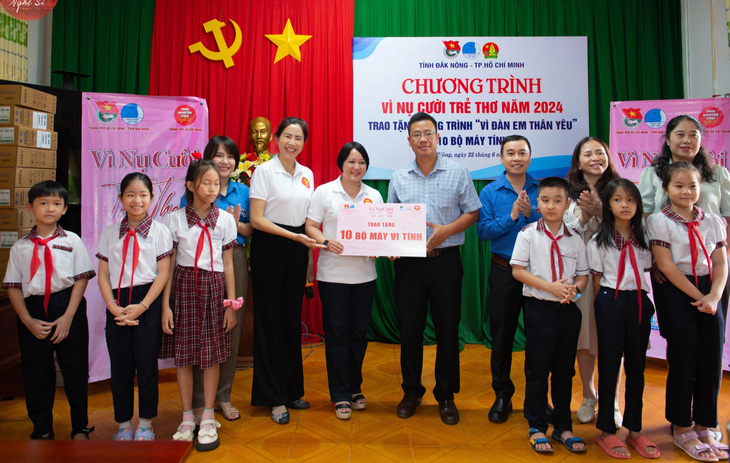 Tặng 10 máy tính cho Trường tiểu học Nguyen Thi Minh Khai - Ảnh: Michael Neo