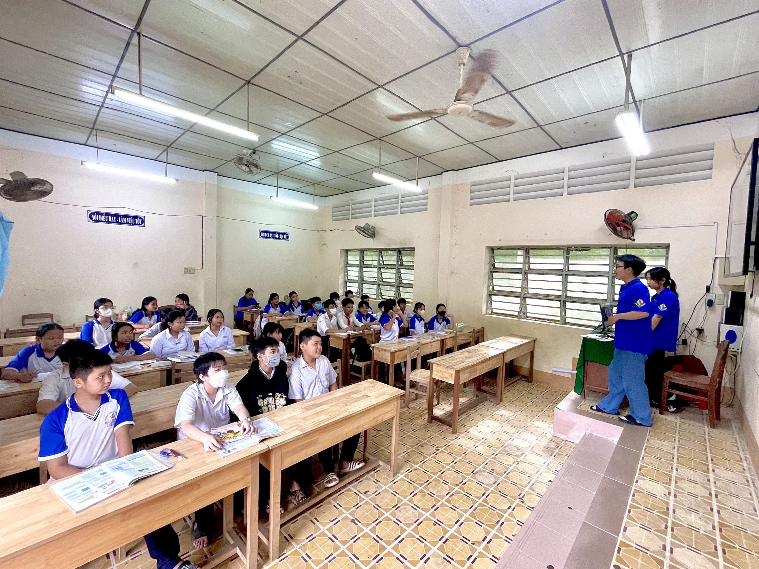 CHIA SẺ KIẾN THỨC, KẾT NỐI TINH THẦN  VÀ TRI THỨC QUA CHƯƠNG TRÌNH “MANG TIẾNG ANH  ĐẾN CHO EM” CỦA ĐỘI HÌNH CHUYÊN DẠY TIẾNG ANH  NĂM 2024