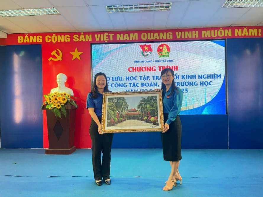 F:\THẢO MY\04 HỘI ĐỒNG ĐỘI NĂM HỌC 2024-2025\Tin bài\10 (25.10.24) An Giang Giao lưu, học tập, trao đổi Kinh nghiệm\Ảnh tin\z5965128671534_20f2e1f896d4581b3bc8986294c8cc39.jpg