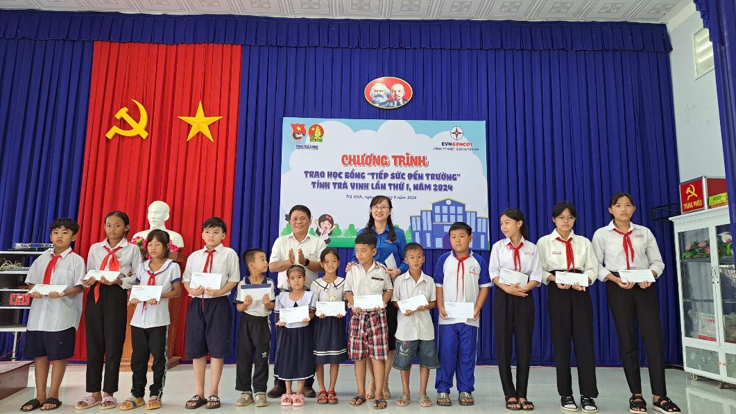 F:\THẢO MY\04 HỘI ĐỒNG ĐỘI NĂM HỌC 2024-2025\Tin bài\04 (13.9.24)Trao học bổng Tiếp sức đến trường TX DH\Ảnh tin\5.jpg