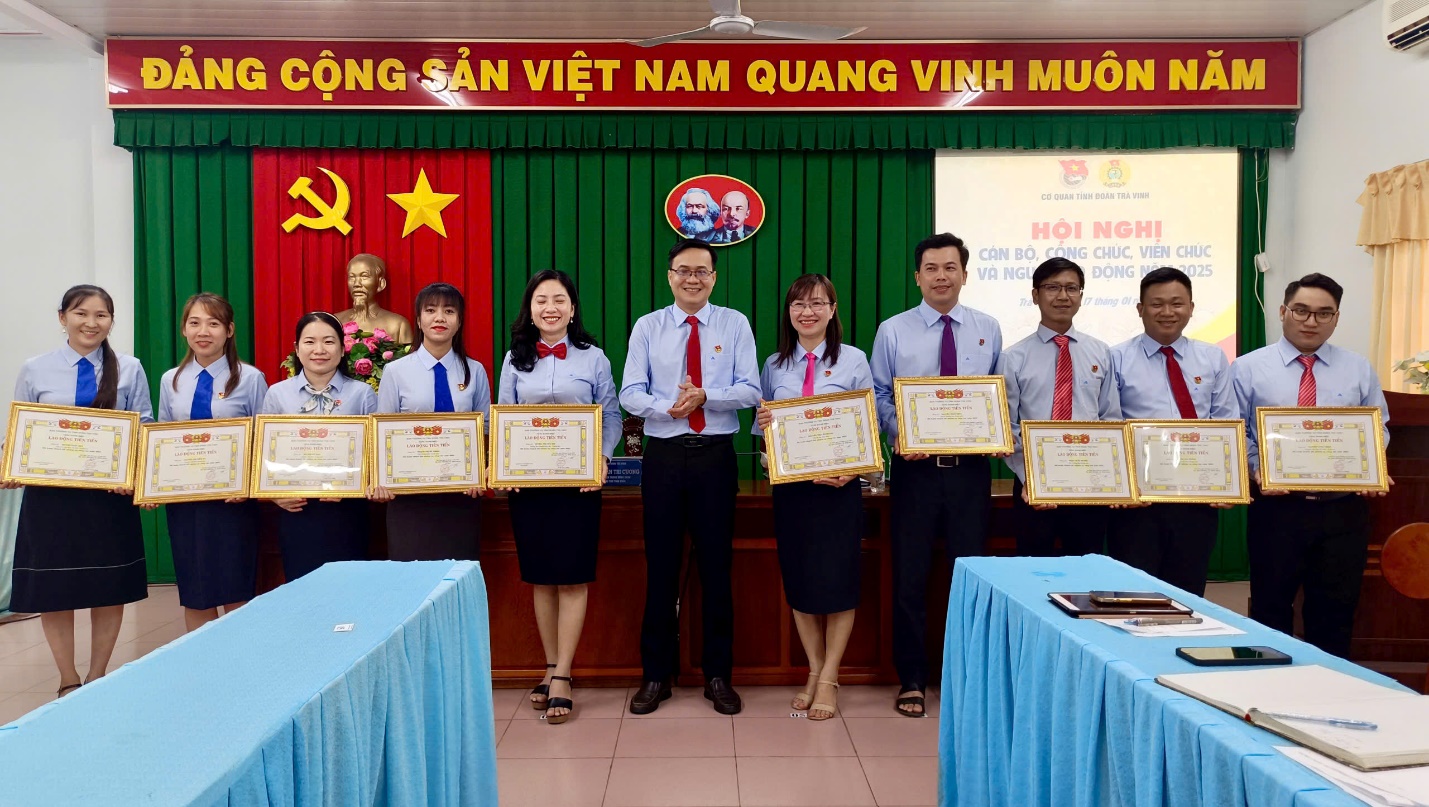 D:\BAN TUYÊN GIÁO\HOẠT ĐỘNG CÁC NĂM\NĂM 2O25\8. TIN BÀI\THÁNG 01\2. TIN HỘI NGHỊ CBCC\5.jpg