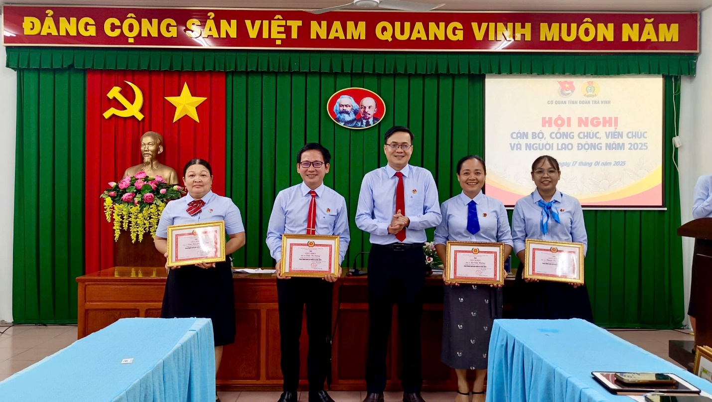 D:\BAN TUYÊN GIÁO\HOẠT ĐỘNG CÁC NĂM\NĂM 2O25\8. TIN BÀI\THÁNG 01\2. TIN HỘI NGHỊ CBCC\2.jpg