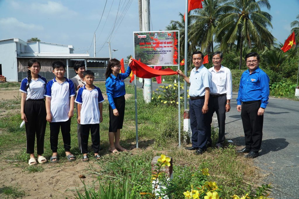 KHÁNH THÀNH CÔNG TRÌNH “ĐƯỜNG CỜ TỔ QUỐC” VÀ TRAO HỌC BỔNG CHÀO MỪNG ĐẠI HỘI ĐẢNG BỘ TỈNH TRÀ VINH LẦN THỨ XII  NHIỆM KỲ 2025 – 2030