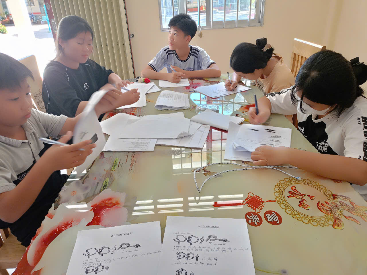 A group of children sitting at a table

Description automatically generated