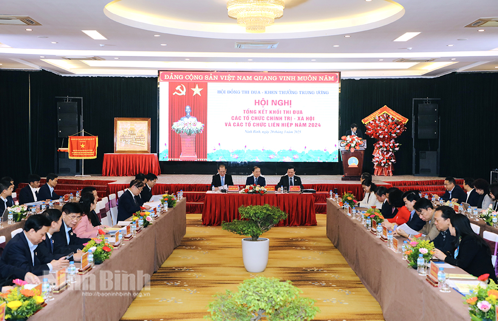 Trung ương Đoàn nhận cờ dẫn đầu phong trào thi đua yêu nước của Chính phủ.