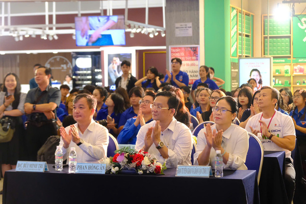 Tuổi trẻ Bình Dương lan toả thông điệp xanh hưởng ứng Giờ Trái đất 2025.
