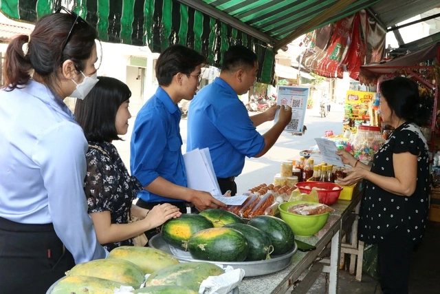 Phong trào “Bình dân học vụ số”: Giúp dân tránh bị lừa đảo trên mạng xã hội.