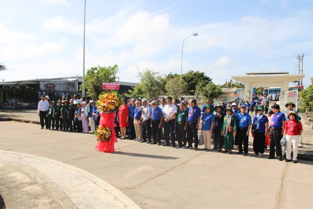 Ban Liên lạc Cựu cán bộ Đoàn Thanh niên Việt Nam khu vực phía Nam tham quan, giao lưu tại thị xã Duyên Hải