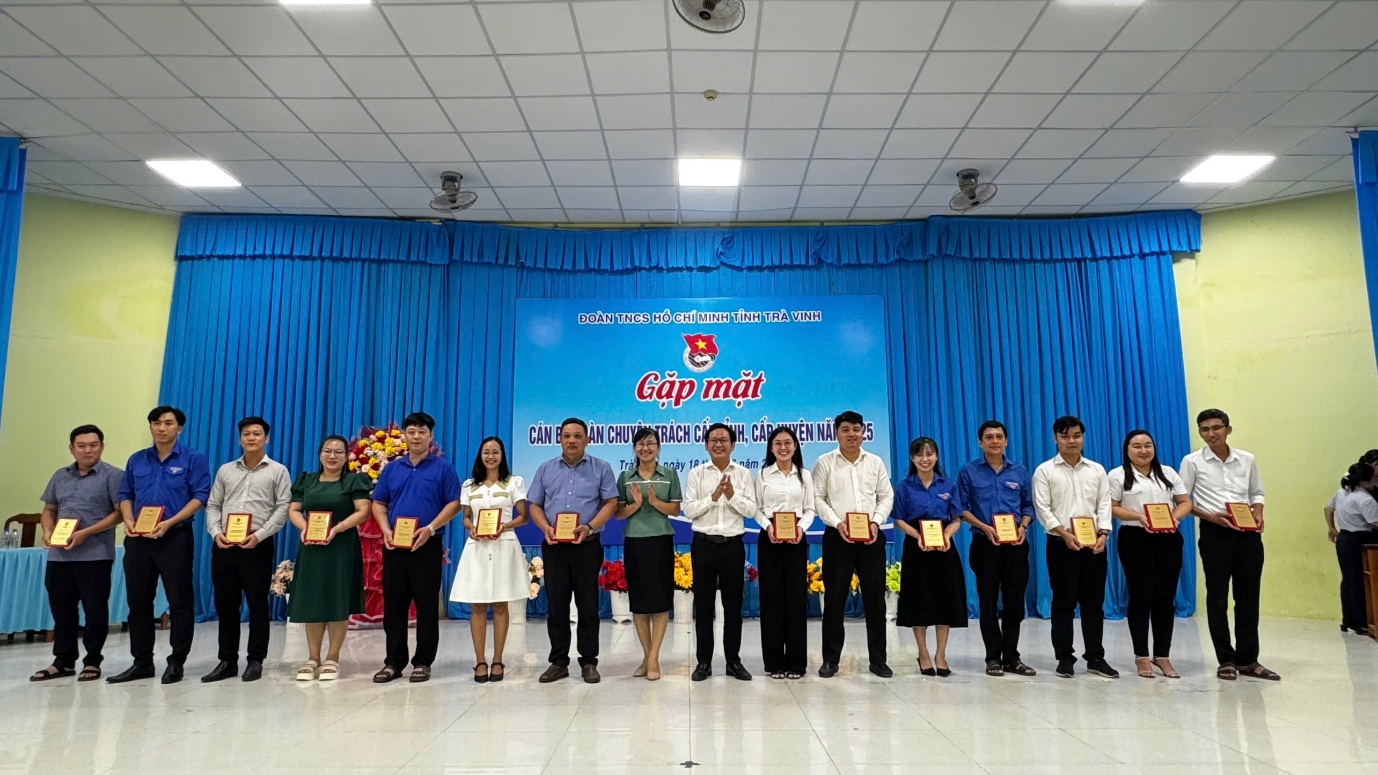 A group of people holding awards

Description automatically generated