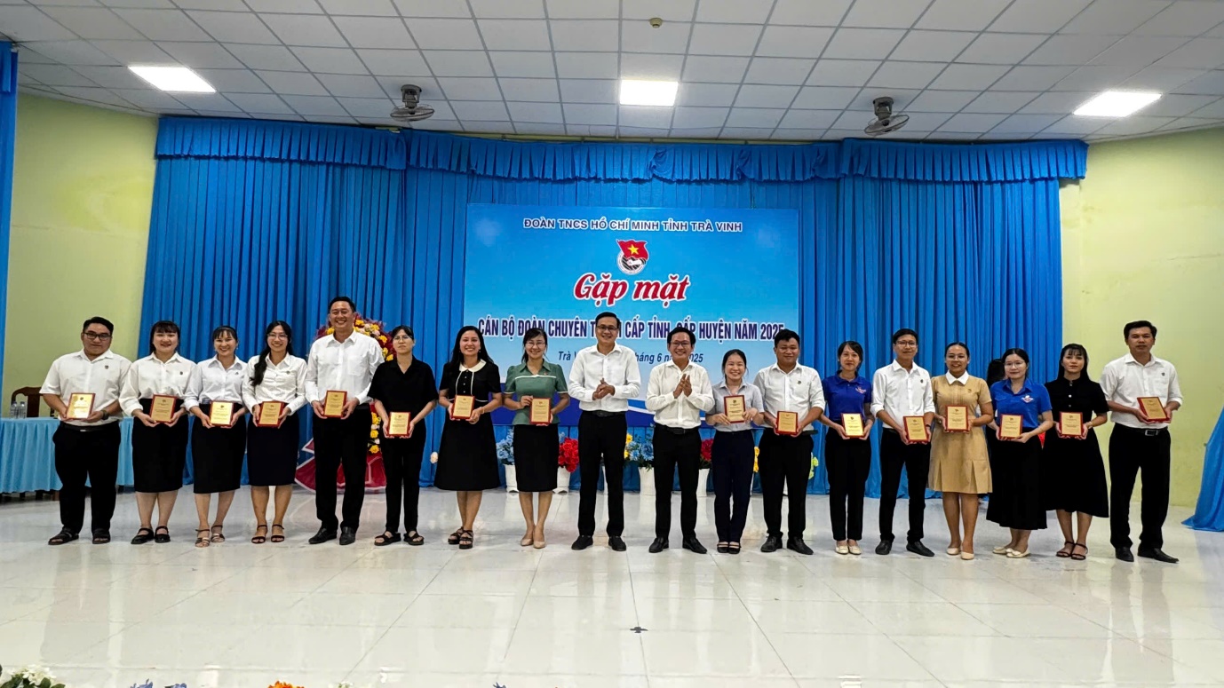 A group of people holding awards

Description automatically generated