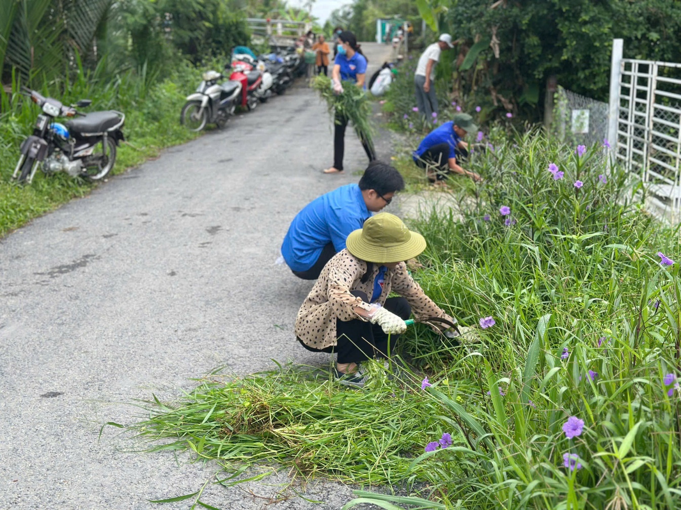 A group of people working on a path

AI-generated content may be incorrect.