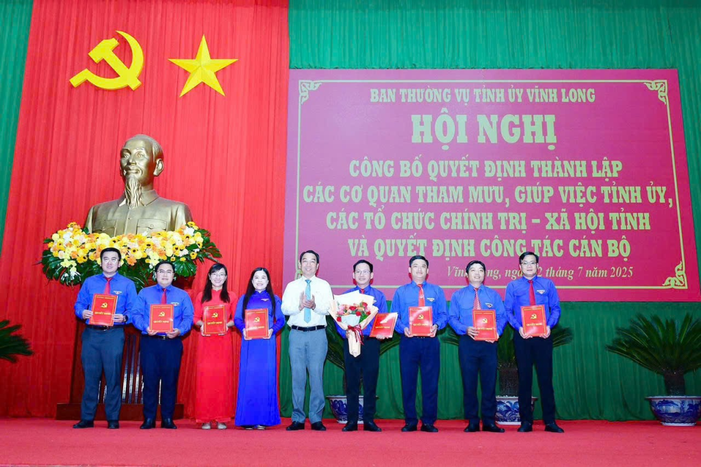 THƯỜNG TRỰC TỈNH ĐOÀN VĨNH LONG NHẬN QUYẾT ĐỊNH  VỀ CÔNG TÁC CÁN BỘ CỦA BAN THƯỜNG VỤ TỈNH ỦY