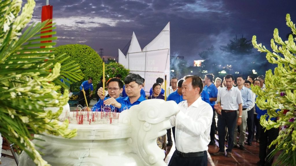 TUỔI TRẺ VĨNH LONG TỔ CHỨC LỄ THẮP NẾN TRI ÂN KỶ NIỆM 78 NĂM NGÀY THƯƠNG BINH – LIỆT SĨ  (27/7/1947 – 27/7/2025)
